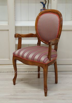 Poltroncina con braccioli in legno di noce con seduta e schienale imbottiti